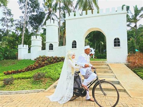 Kebun binatang bandung terletak di jalan tamansari bandung (bersebelahan dengan kampus itb) merupakan salah satu obyek wisata yang populer di kota bandung terutama pada hari minggu dan. Kebun Binatabg Banyuwangi : Wanita Penjaga Kebun Binatang ...
