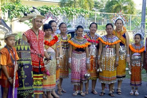 Perayaan thaipusam di malaysia, biasanya disambut secara meriah bagi masyarakat yang beragama hindu. GAWAI DAYAK: SIMBOLIK DAN KEPERCAYAANNYA ~ SAMBUTAN ...