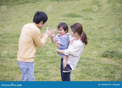 Jeune Famille Japonaise Parentale Jouant Dans Le Parc Image Stock Image Du Enfant Japonais