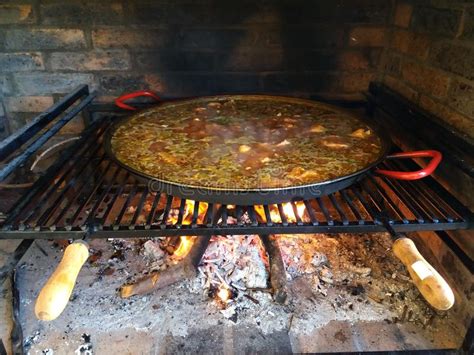 Es que le han puesto mucha imaginación para aunar en unos pocos minutos todos los tópicos españoles: Cocinar La Paella En La Parrilla Imagen de archivo ...