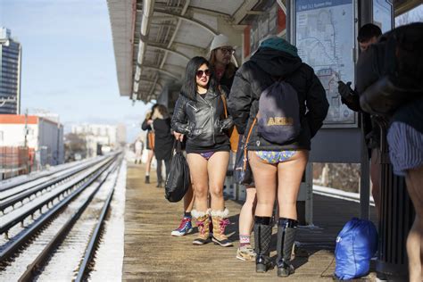 Check Out Photos From Chicagos No Pants Subway Ride