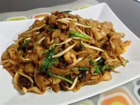 Char kway teow (炒粿條) is an asian dish consisting of flat noodles, prawns or shrimps, cockles, chinese sausage, beansprouts. Badak Berendam, Koay Teow Kerang | Sawanila.com