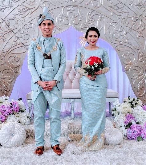 Baju pengantin songket ini biasanya digabungkan dengan aksesori klasik seperti dokoh tembaga, pending dan cucuk sanggul yang pastinya nampak cun. Wow! 7 Pilihan Baju Nikah Lelaki Yang Popular Tahun 2019