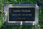 Leslie Nielsen's gravestone bearing his epitaph Cemetery Headstones ...