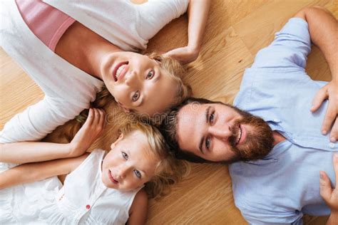 Familia Sonriente Foto De Archivo Imagen De Gente Pista 44454872