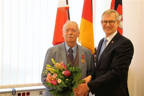 Herr steinmeier also found the right words. Bundesverdienstkreuz für Halwart Schrader - Landrat ...