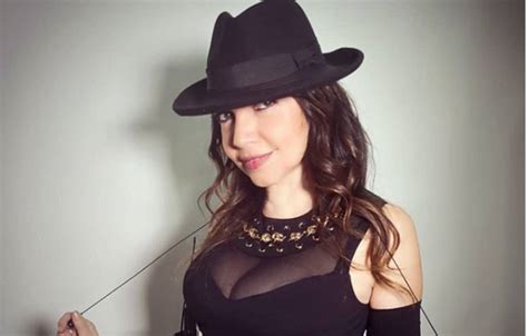 Nata il 6 luglio del 1964, l'artista bolognese da 30 anni canta le. Cristina D'Avena, scatto bollente infiamma Instagram