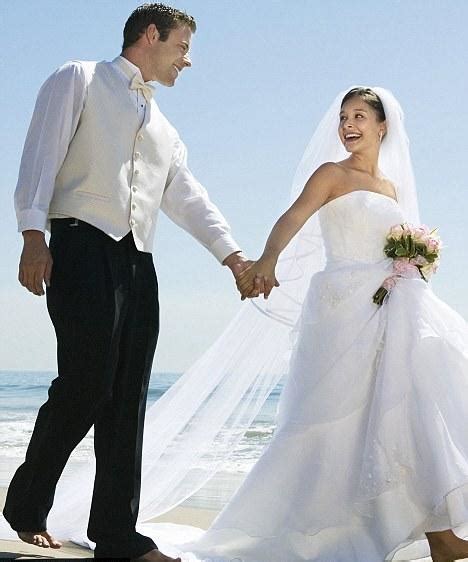 El traje de invitado perfecto según la boda; Ropa para Hombres para una Boda en la Playa