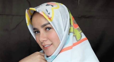 Kenakan Hijab Bareng Dewi Sandra Olla Ramlan Cantik Bener