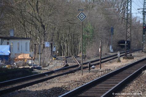 Rauchwolken stehen über einem kraftwerk des versorgers uniper. Bahnhof Nürnberg-Stein - www.bahnrelikte.net