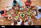 Gruppe von Menschen essen am Tisch mit dem Essen Stockfotografie - Alamy