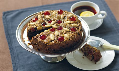 While they may look like christmas cookies, no one says that you can't enjoy these delights anytime! Rich fruit cake | Diabetes UK