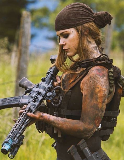 Pin By Naiara Camposdebarros On Moda Military Girl Girl Guns Army Women