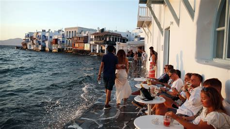 Mykonos La Grèce Envoie La Police Dans Lîle Pour Contrôler Les Touristes