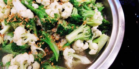 Tambahkan sosis aduk hingga berubah warna 2. Resep Tumis brokoli-kembang kol, menu sahur simpel ...