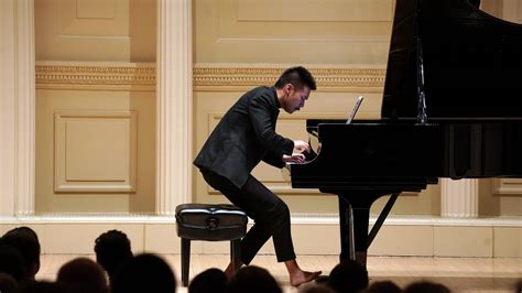 Review A Fearless Barefoot Pianist Makes A Carnegie Debut The New