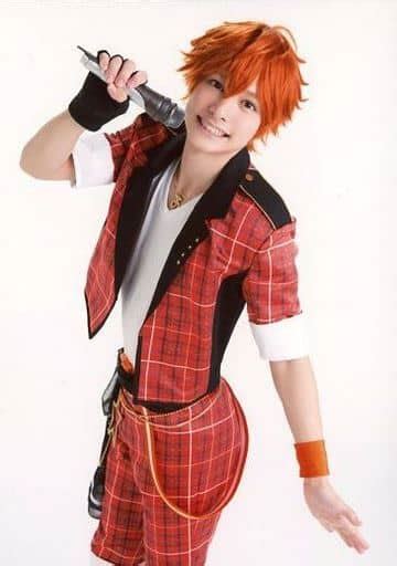 official photo male actor ren ozawa subaru akehoshi above the knee ・ costume red ・ right