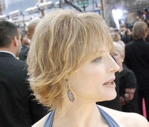 Jodie foster with a shaggy short haircut with her neck exposed jodie foster hairstyles | jodie foster hairstyles the albino tips featured in this 2017 accessory gave above '90s vibes. jodie-foster-blonde-hair-in-short-straight-layered-bob ...