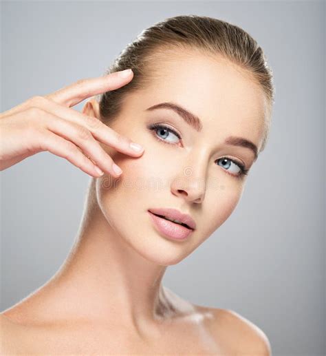 Visage De Profil De Jeune Femme Traitement De Soins De La Peau Image