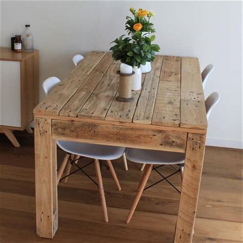 Sunburst design on the tabletop. 58 DIY Pallet Dining Tables | DIY to Make