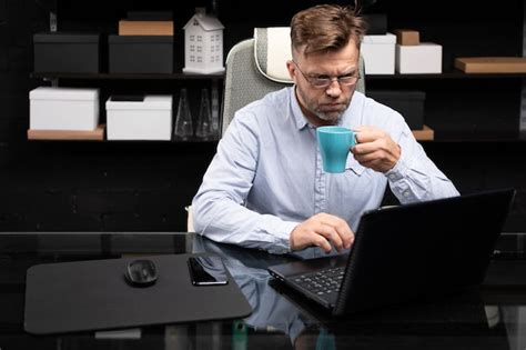 Hombre De Negocios Con Gafas Trabajando En La Oficina En La Mesa De La