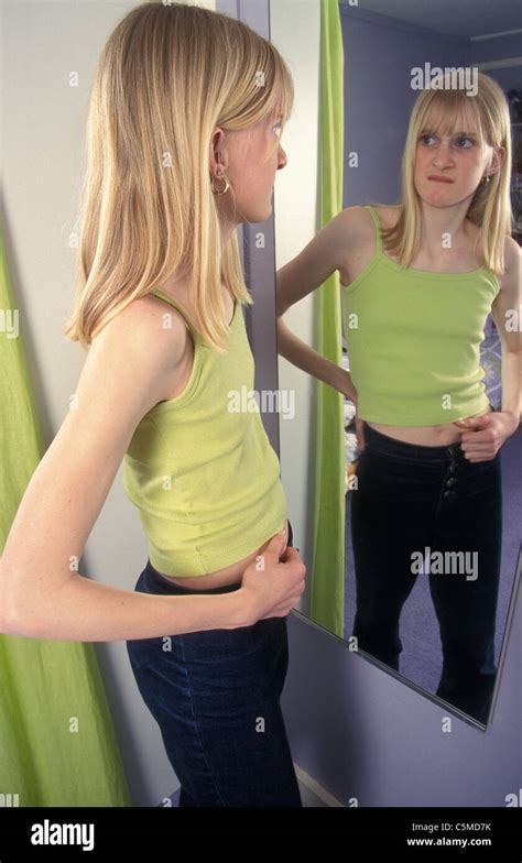 anorexia mirror girl fotos und bildmaterial in hoher auflösung alamy