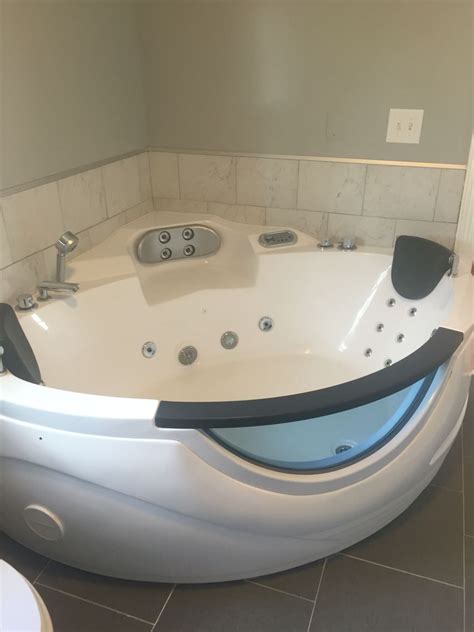 The crisp, white soaking tub and the tiled backsplash makes for both a stylish and relaxing space. Deep soaking tub with jets ️🙌🏽🙌🏽🙌🏽🙌🏽🙌🏽🙌🏽 | Deep soaking ...