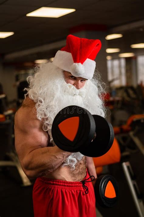 Santa Claus En El Gimnasio Hombre Musculoso Con Un Torso Desnudo Haciendo Ejercicios Con