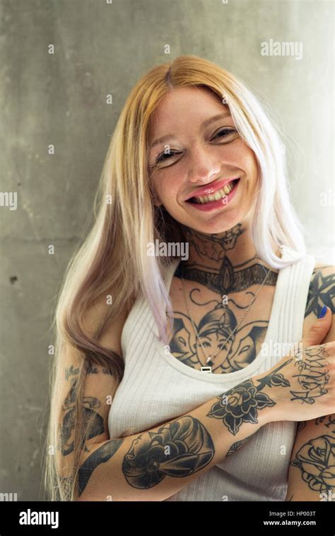 Tattoed Woman Fotografías E Imágenes De Alta Resolución Alamy