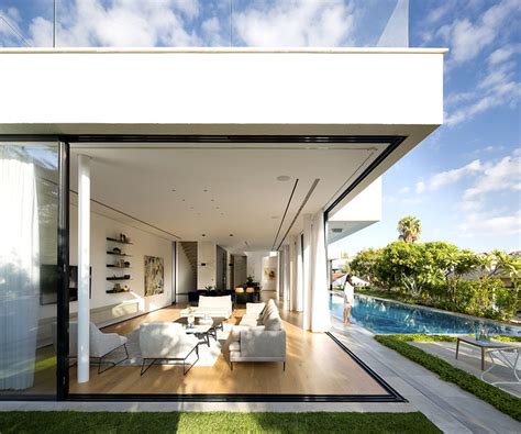 L Shaped House Completely Open To The Pool Interiorzine
