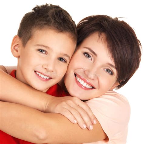 Retrato De Una Madre Joven Feliz Con El Hijo Imagen De Archivo Imagen