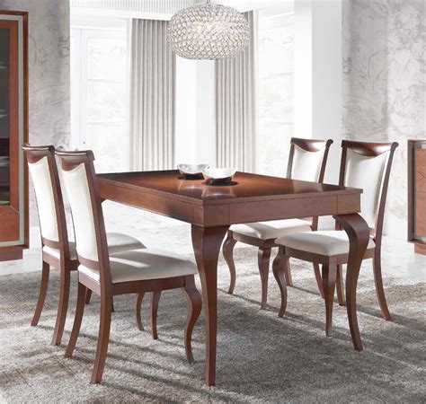 La madera lacada en corte recto y cuidada factura funciona muy bien con mobiliario. Mesa de comedor extensible para salones y comedores clásicos