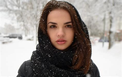 Обои зима взгляд девушка лицо милая модель портрет шарф на