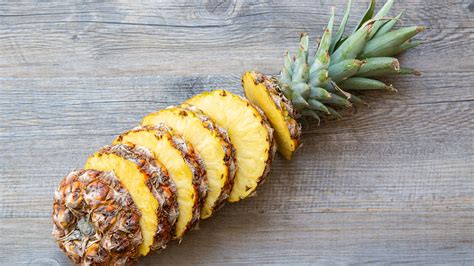 How To Cut A Pineapple Hack