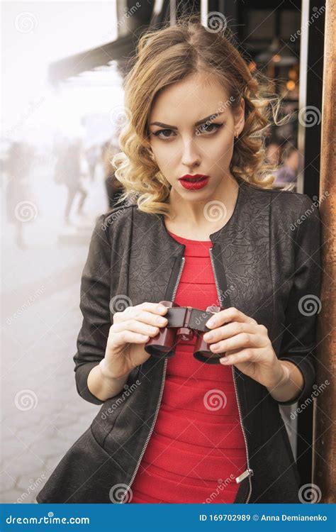 Schöne Brunette Sexy Spy Agent Killer Oder Polizei Frau In Leder Jacke Und Rotes Luxus Kleid Mit