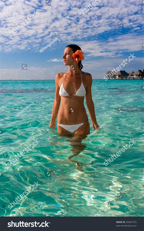 Beautiful Woman Tahiti White Bikini Flower Stockfoto 34367275 Shutterstock
