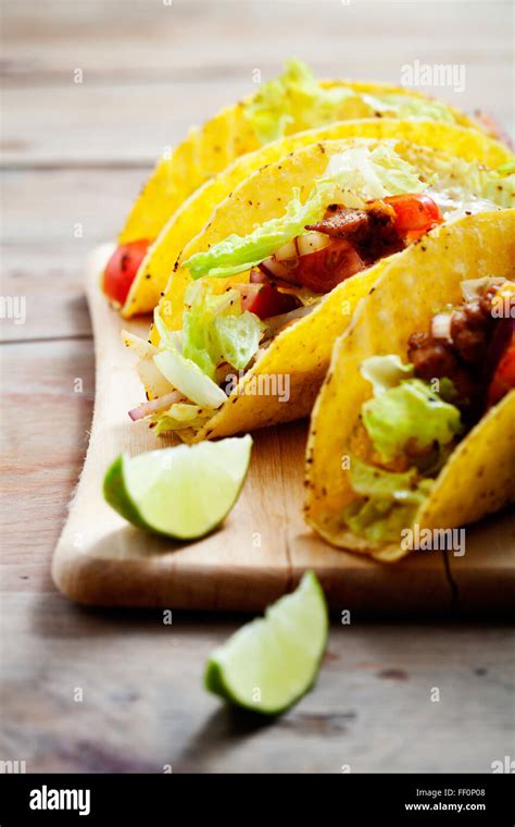 frische mexikanische tacos mit hähnchen scharf stockfotografie alamy