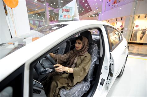 افتتاح أول معرض سيارات نسائي في السعودية احكي