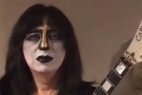 Guitarist Vinnie Vincent Wears Makeup At Chiller Theatre Appearance