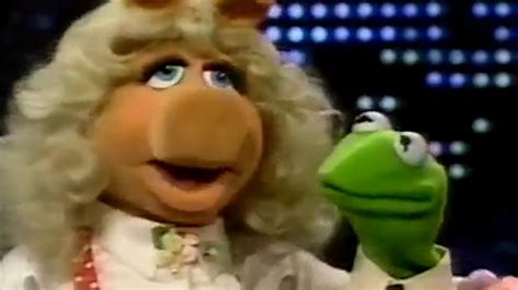 Miss Piggy And Kermit The Frogs Romantic Moments