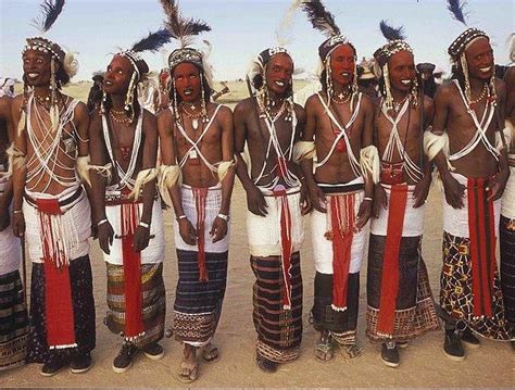 afrikalı wodaabe kabilesinin geleneksel erkek güzellik yarışmasından 20 farklı fotoğraf