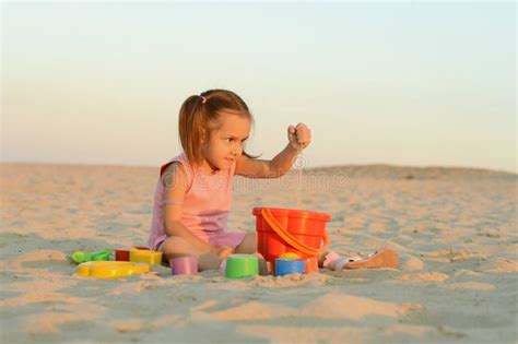 Petite Fille Sur La Plage Photo Stock Image Du Sensations