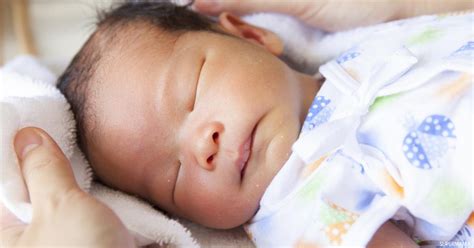 كيف ازيل قشرة راس الرضيع