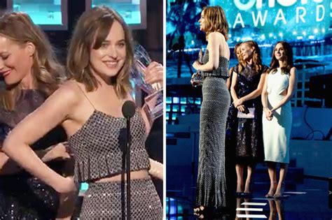 Dakota Johnson Suffers Wardrobe Malfunction At People S Choice Awards