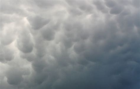 Bouřky, které ve čtvrtek odpoledne a v noci na pátek zasáhnou českou republiku, budou podle meteorologů opět na většině území velmi silné a spojené s dalšími nebezpečnými jevy jako přívalové. Počasí 7.6. - bouřkové oblaky, mammaty, duha | In-počasí