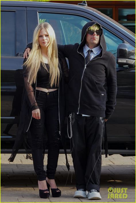 Avril Lavigne And Mod Sun Coordinate In All Black For Date Night Photo 4579945 Avril Lavigne