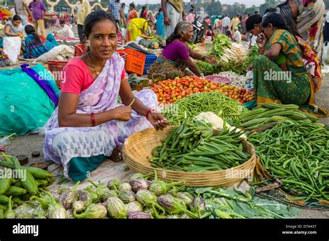 Woman Selling Vegetables Stock Photos & Woman Selling Vegetables Stock Images - Alamy
