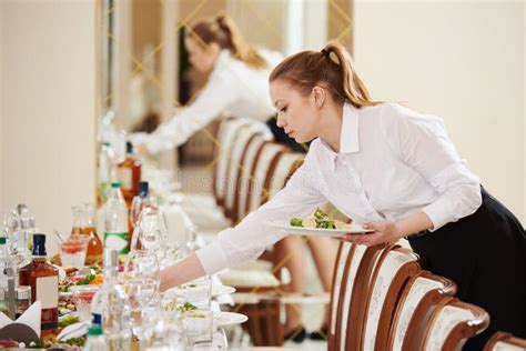Kellnerin Bei Der Verpflegungsarbeit In Einem Restaurant Stockbild Bild Von Server Nahrung