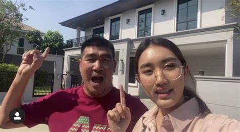 'ตงตง' รับศึกษา 'เบสท์' แต่สถานะยังเป็นพี่น้อง ไม่กลัวพ่อสมรักษ์ เพราะมีแต่ความจริงใจ 'ตงตง' รับศึกษา 'เบสท์' แต่สถานะยังเป็นพี่น้อง ไม่กลัวพ่อ. ตงตง มีผวา สมรักษ์ โวยลูกสาว ทำอะไรไม่เห็นหัวพ่อ เดี๋ยวเจอ ...