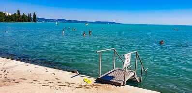 Újabb szabadvízi strandok újulnak meg nyárra a Balatonnál